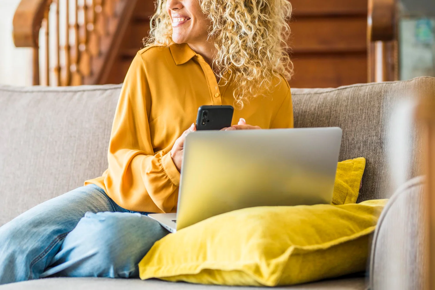 cliente-en-llamada-con-asesor-inmobiliario-online